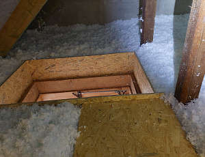 Zateplení stropu rodinného domu pomocí foukané izolace